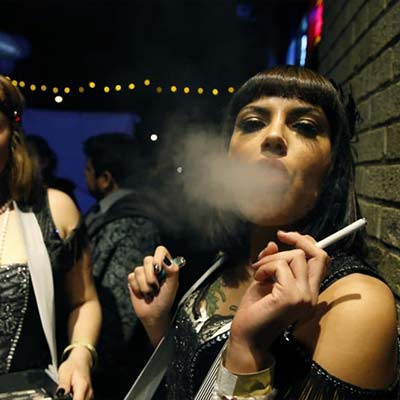 Femme fumant un joint